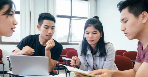 為防止攀比炫富,同學(xué)聚會(huì)要求統(tǒng)一服裝,為何差距還是一目了然